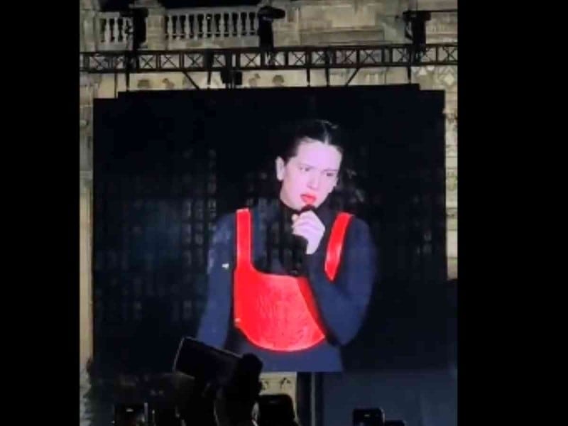 Rosalía interpreta La Llorona en el Zócalo y se conmueve hasta las lágrimas