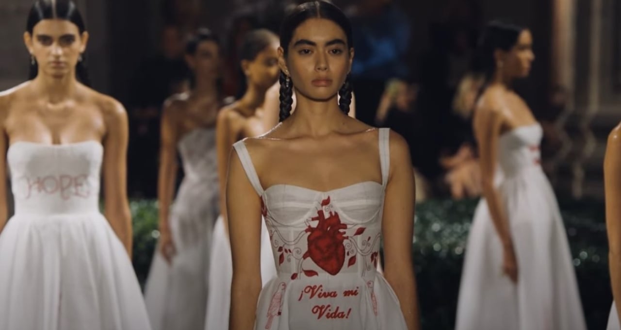 Desfile de Dior causa polémica por recordar a mujeres desaparecidas en México