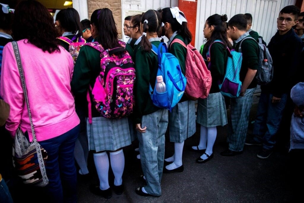 Uniforme neutro ya es ley en la CDMX; alumnos podrán elegir entre falda o pantalón