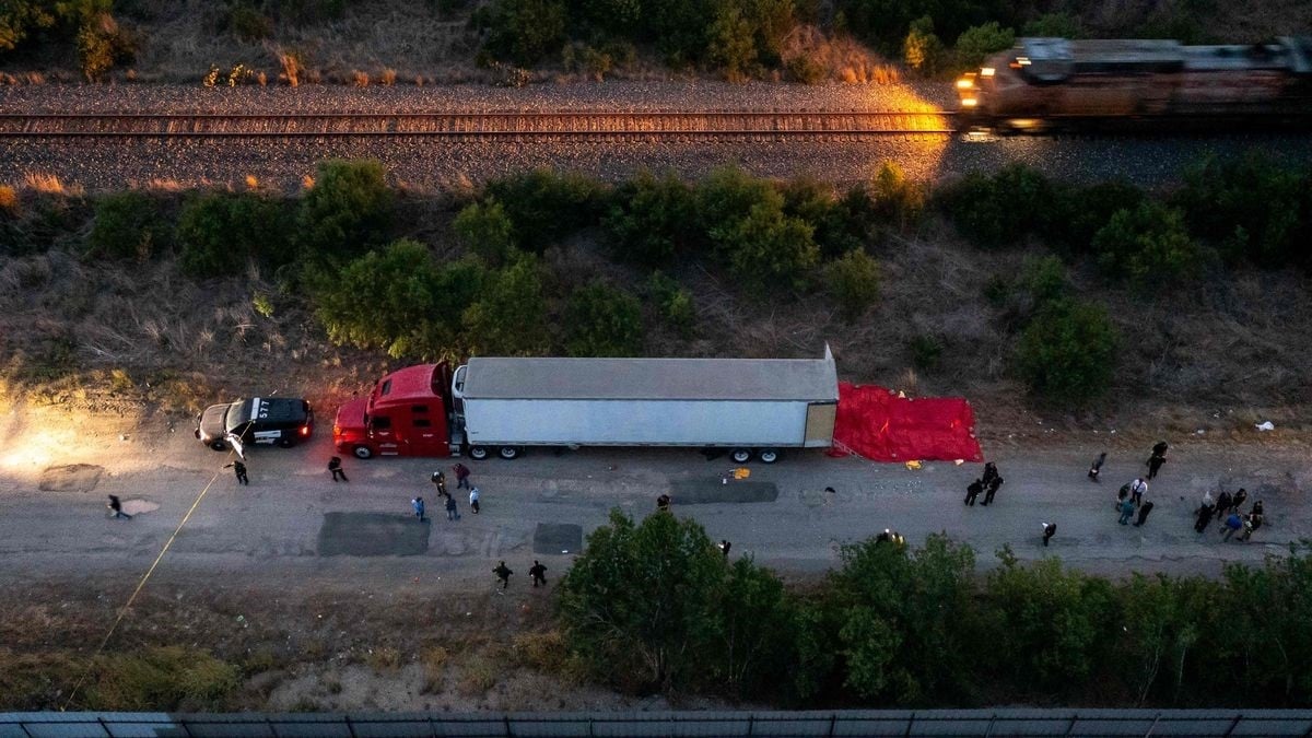 Detienen a 4 mexicanos por la muerte de 53 migrantes en un tráiler abandonado en Texas