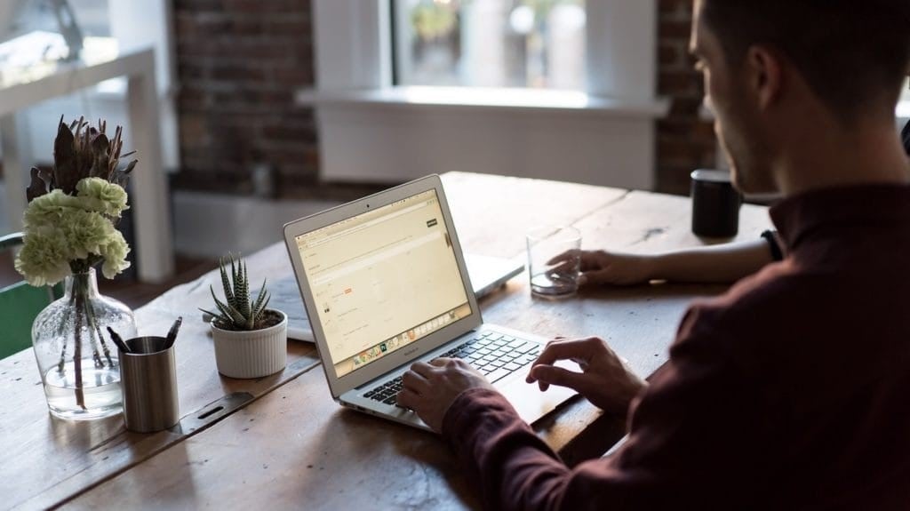 Comunicación asíncrona: la auténtica razón por la que el trabajo remoto es más productivo
