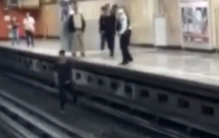 VIDEO: joven camina borracho en las vías del Metro de la CDMX.