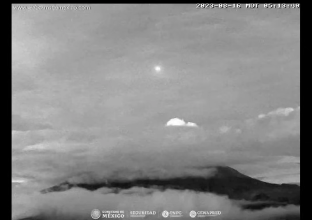 Extraña luz es captada sobre el volcán Popocatépetl