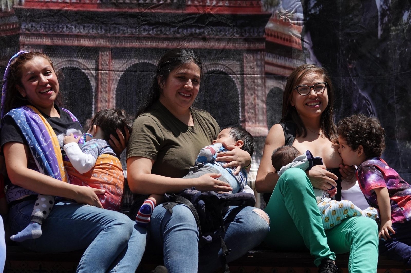 Tetada masiva en CDMX: decenas de mamás se reúnen para defender la 