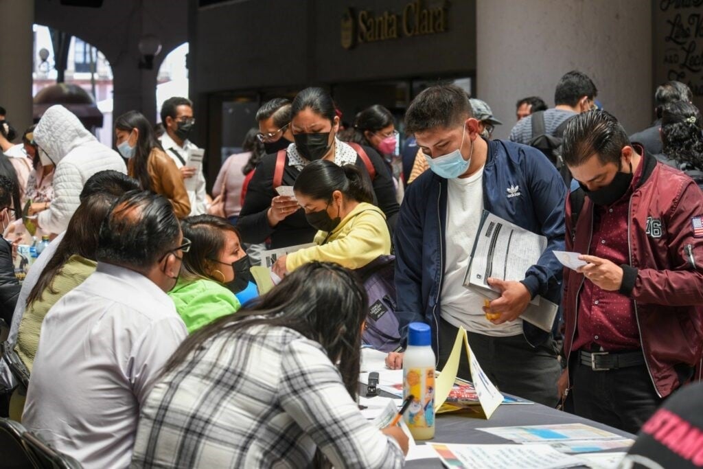 CDMX difunde vacantes para mexicanos en EU; ofrecen sueldos de hasta 77 mil pesos