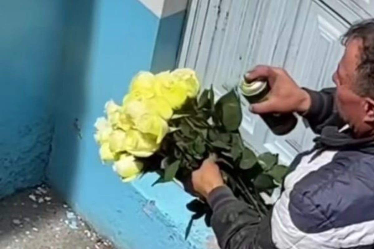 Flores amarillas: Captan a hombre pintando ramo de rosas con aerosol para llevarlas a su enamorada